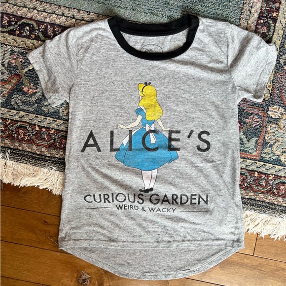 ✨3/15$ Disney Tee, Alice in Wonderland T-shirt - Picture 1 of 5